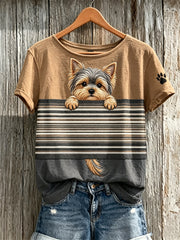 T-shirt à manches courtes pour femme, motif patchwork avec un Yorkshire qui fait coucou et des empreintes de patte