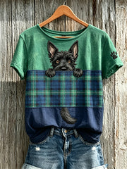T-shirt à manches courtes pour femme avec imprimé color-block représentant un Scottish Terrier qui fait coucou et le tartan écossais
