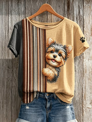T-shirt à manches courtes pour femme, motif patchwork avec un Yorkshire qui fait coucou et des empreintes de patte