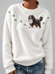 Chien de montagne bernois pour femme dans la neige Empreintes de pattes et flocons de neige Imprimer Cozy Flannel Sweatshirt