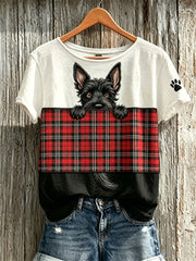 T-shirt à manches courtes pour femme avec imprimé color-block représentant un Scottish Terrier qui fait coucou et le tartan écossais