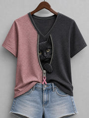 T-shirt à manches courtes pour femme avec imprimé contrasté motif chat noir qui fait un clin d’œil et ruban rose, fermeture éclair
