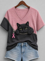 T-shirt à manches courtes pour femme avec imprimé contrasté motif chat noir qui fait un clin d’œil et ruban rose, fermeture éclair